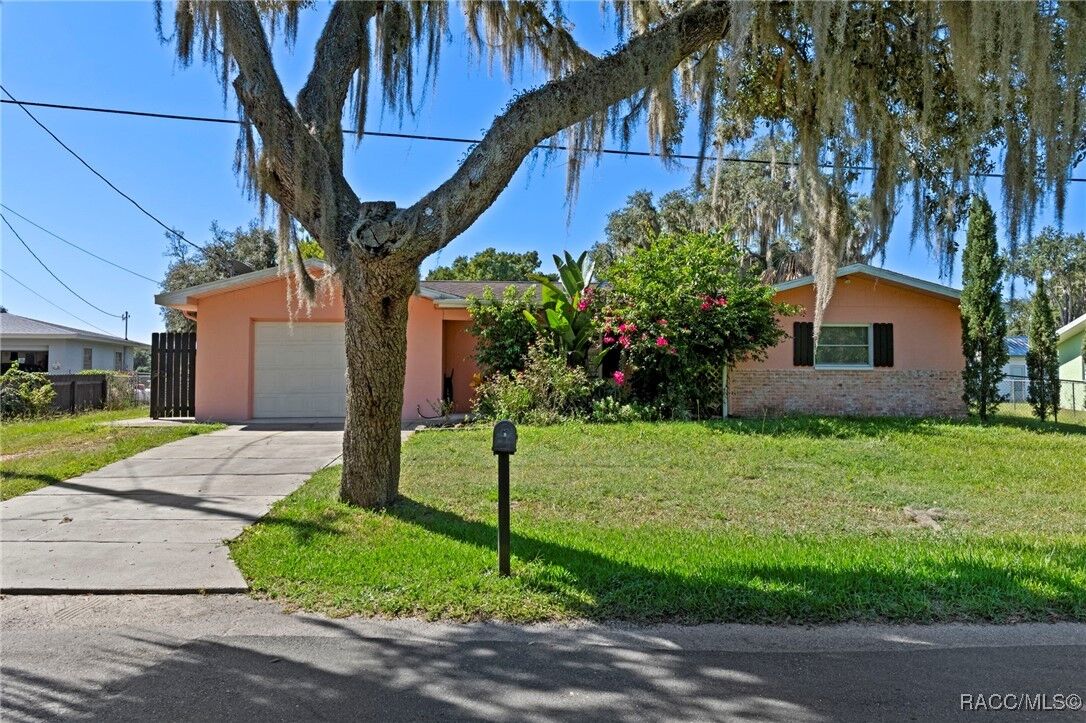 Property Photo: 7330 E Allen Drive FL 34450