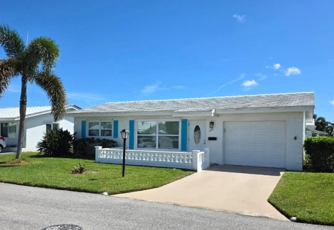 Property Photo: 1008 Siesta Avenue FL 33426