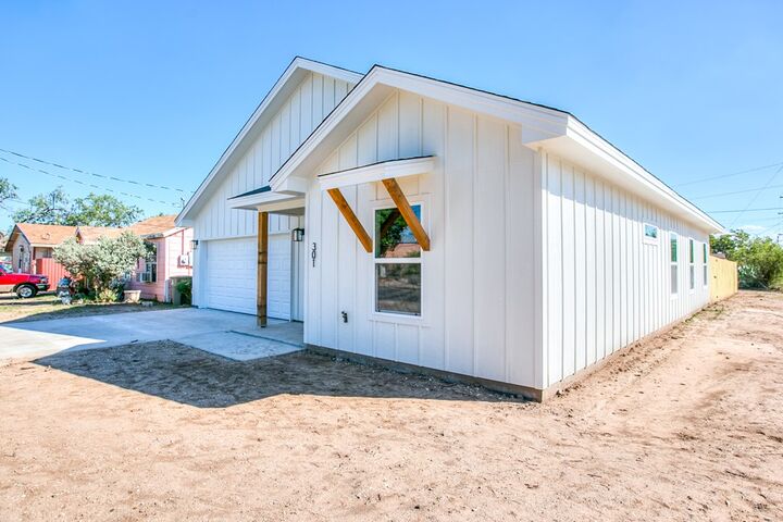 Property Photo: 301 E Washington Dr TX 76903
