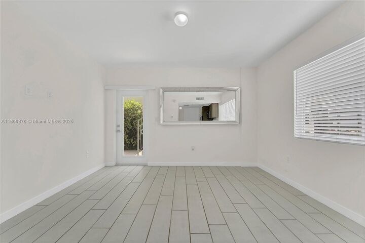 Property Photo: 740 Meridian Ave 18 FL 33139