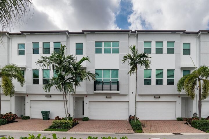 Property Photo:  2900 NE 12th Ter 14  FL 33334 