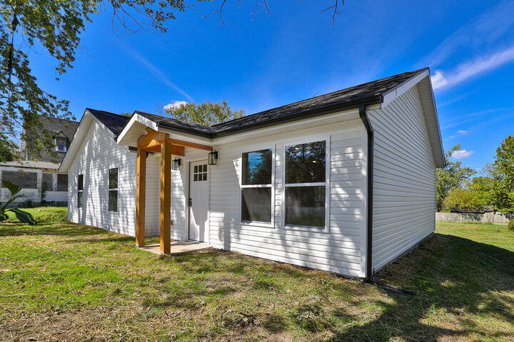 Property Photo:  417 E College Street  MO 65605