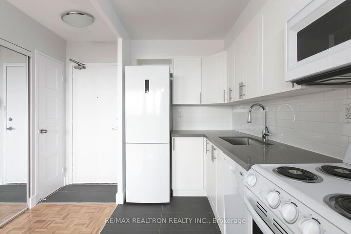 Property Photo:  666 Spadina Avenue 308  ON M5S 2H8 