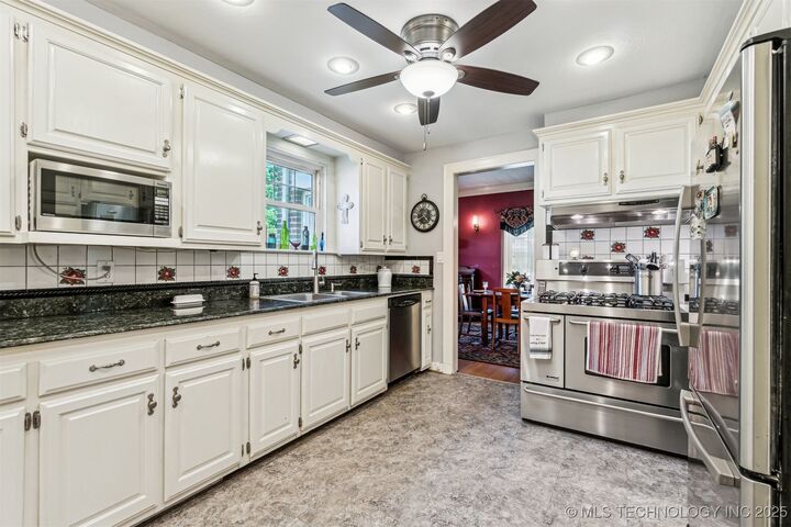 Property Photo:  847 E Moses Street  OK 74023 