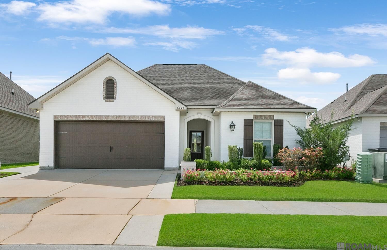 Property Photo: 6308 Lake Edge Dr LA 70820