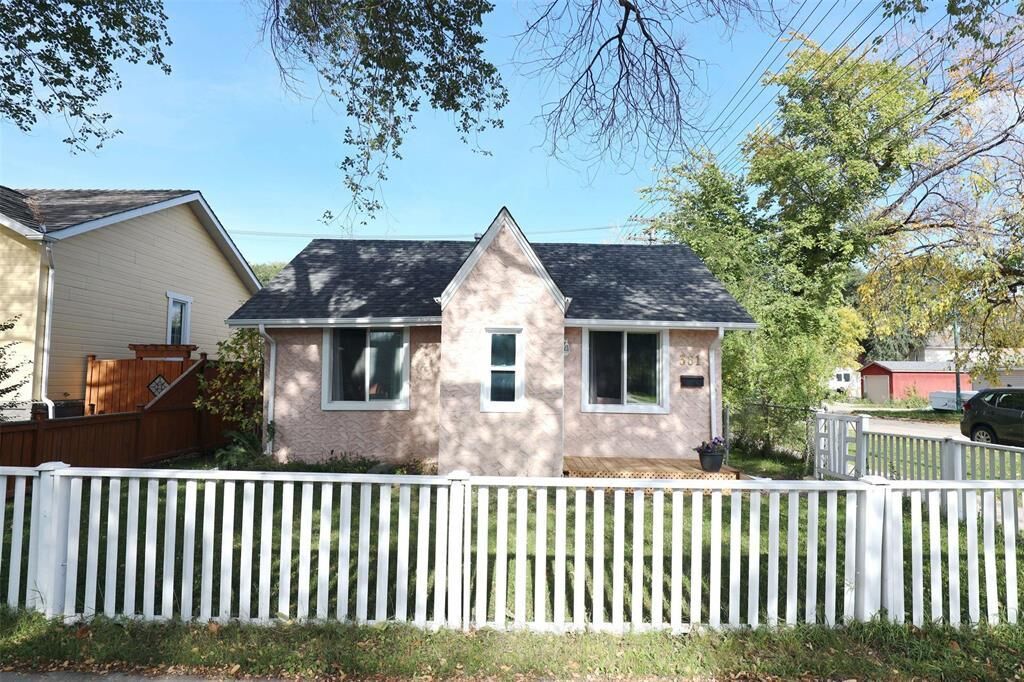 Property Photo:  361 Belmont Avenue  MB R2V 0Y9 