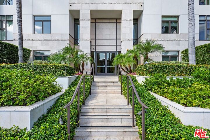 Property Photo:  447 N Doheny Dr  CA 90210 