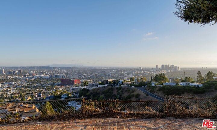 Property Photo:  8900 Evanview Dr  CA 90069 