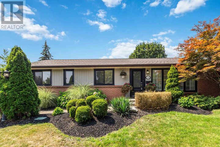 54 Montgomery Avenue  Whitby (Brooklin) ON L1M 1B1 photo