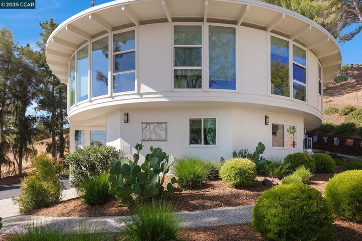 Property Photo:  1874 Meadow Ln  CA 94595 
