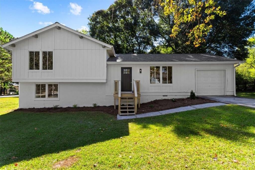 Property Photo:  489 Village Run  GA 30046