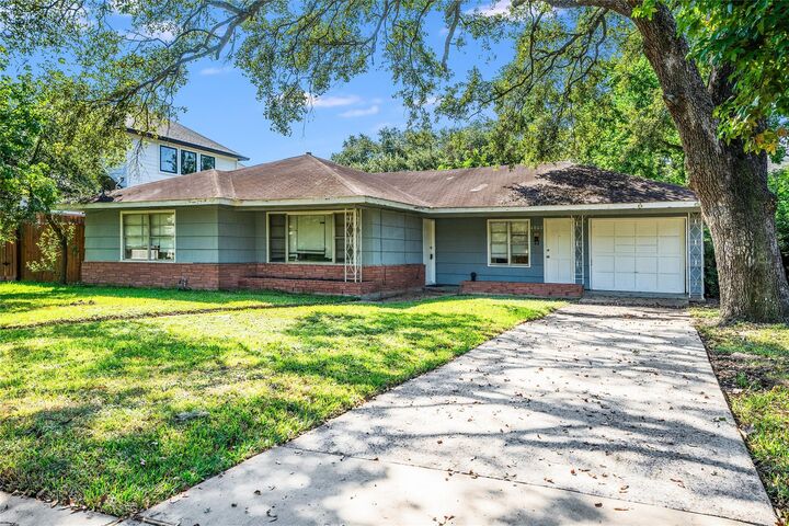 Property Photo:  4807 Saxon Street  TX 77401 