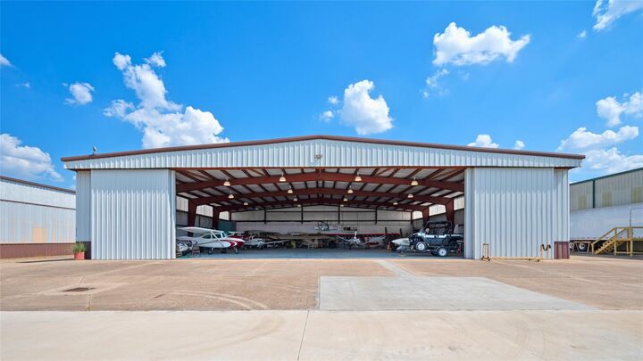 Property Photo: 5519 W Arcola Airport TX 77583