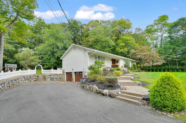 Property Photo:  15 Ramapo Lane  NY 10952 