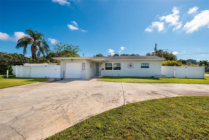 Property Photo:  8801 Sunlit Cove Drive NE  FL 33702 