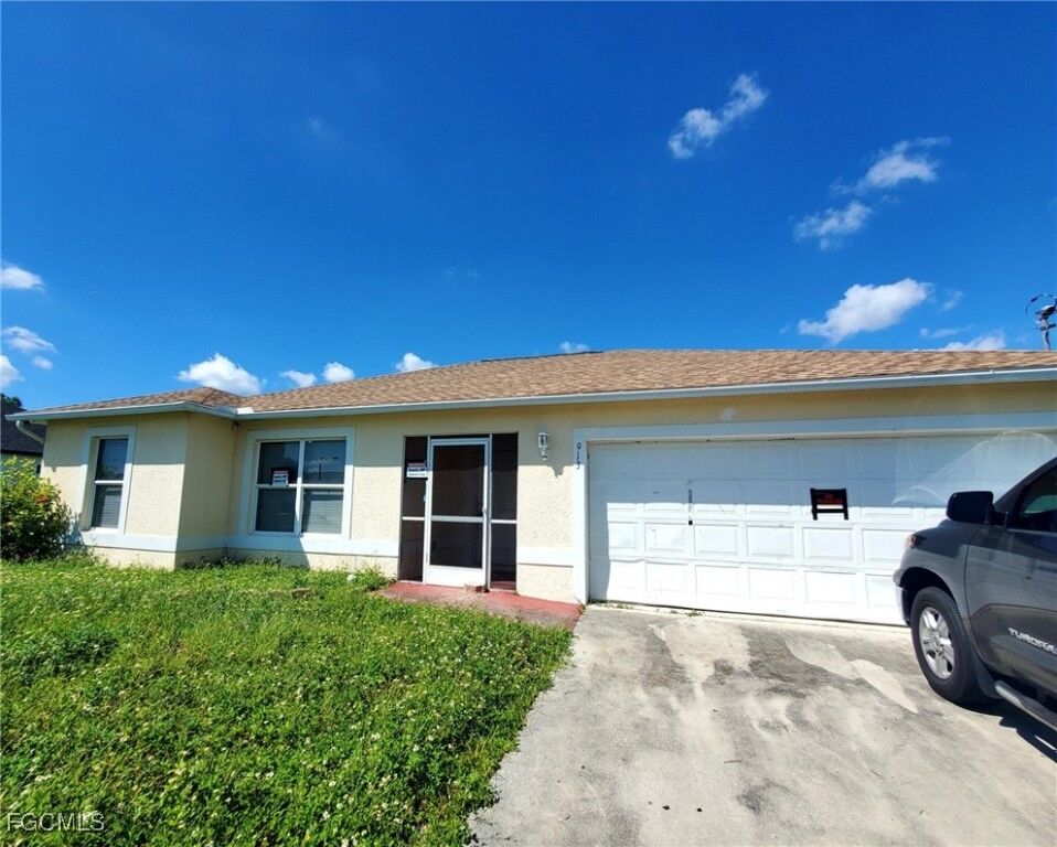 Property Photo: 913 Sara Avenue N FL 33971