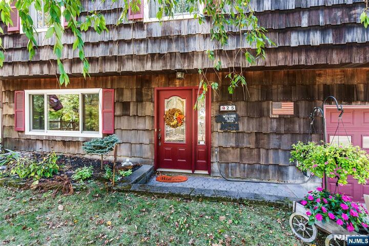 Property Photo:  25 Longhouse Drive  NJ 07421 
