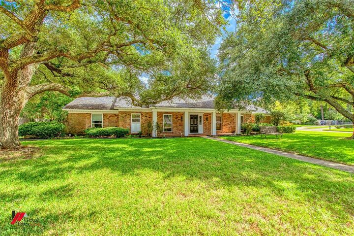Property Photo: 589 Spring Lake Drive LA 71106