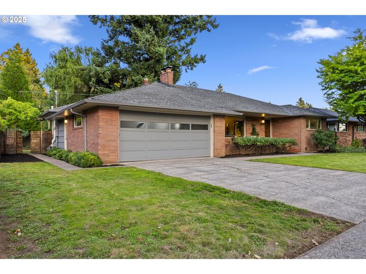 Property Photo:  1130 NE 108th Ave  OR 97220 