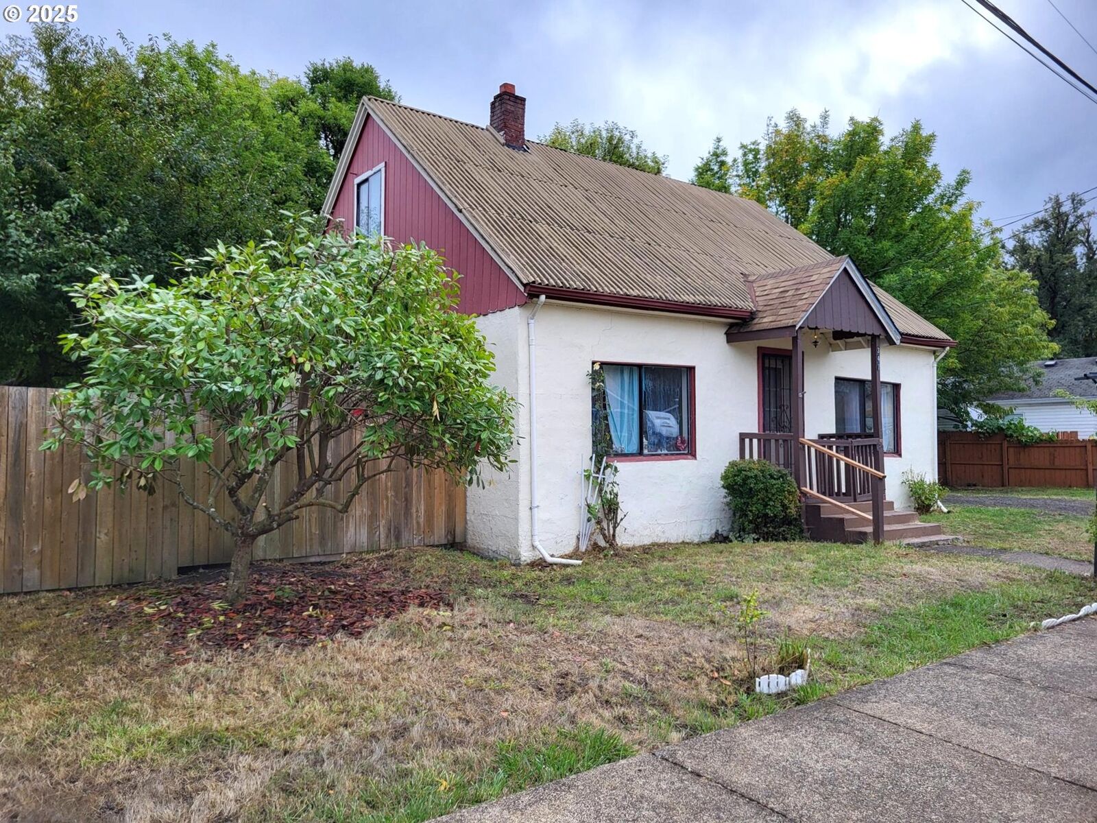 Property Photo:  347 NE Oak St  OR 97378 