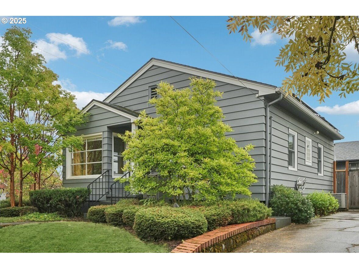 Property Photo:  2758 NE Schuyler St  OR 97212 