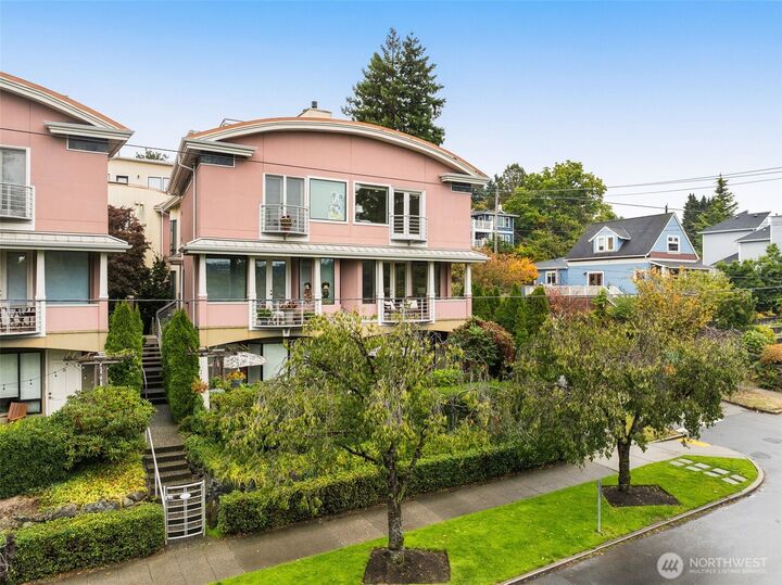 Property Photo: 7700 E Green Lake Drive N D13 WA 98103