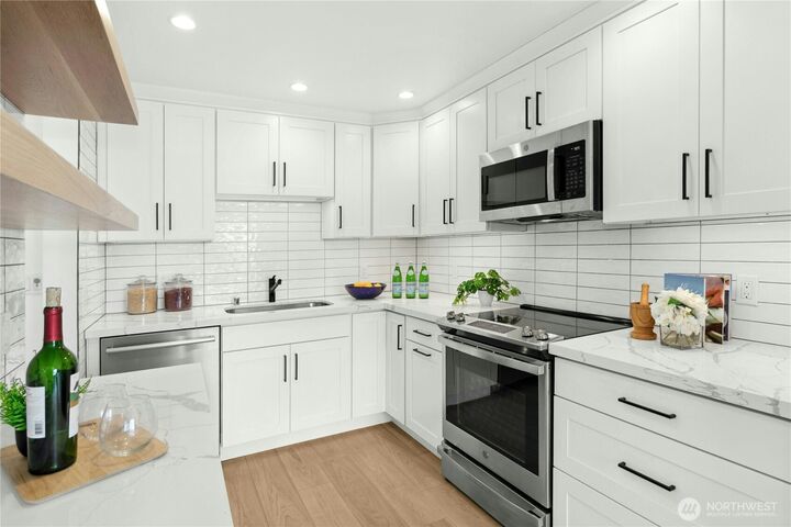 Property Photo:  5535  Lake Washington Boulevard NE 105  WA 98033 