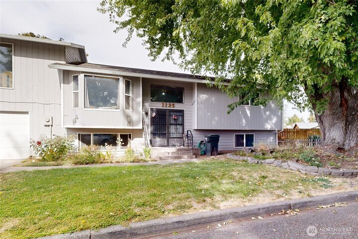 Property Photo:  1125 SE Colonial Drive  WA 99324 