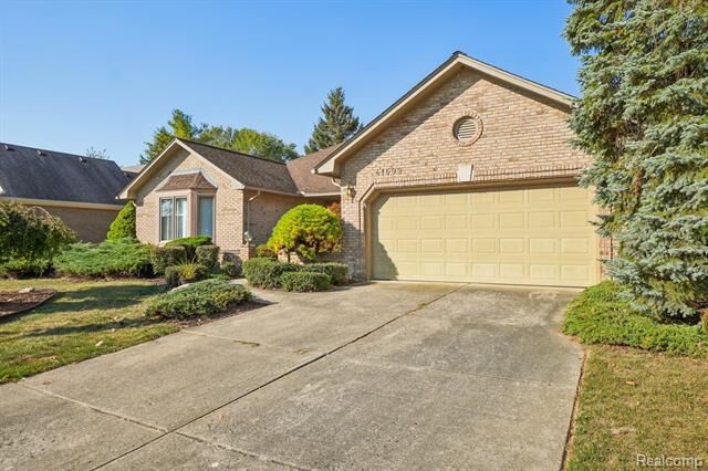 Property Photo:  41599 Red Oak Drive  MI 48314 