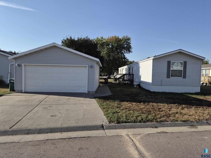 1801 E Sage Pl  Sioux Falls SD 57103 photo