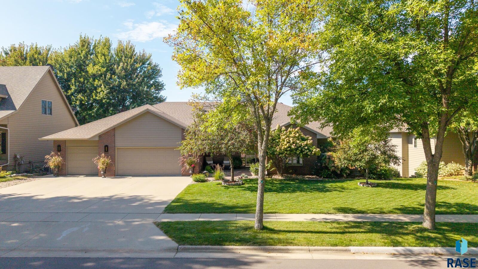 Property Photo:  3056 S Coral Ct Court  SD 57103 
