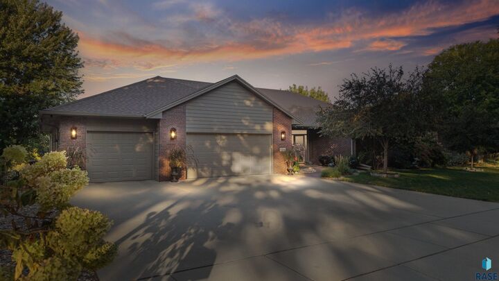 3056 S Coral Ct  Sioux Falls SD 57103 photo