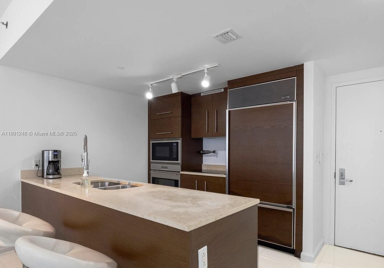 Property Photo:  465 Brickell Ave 4206  FL 33131 
