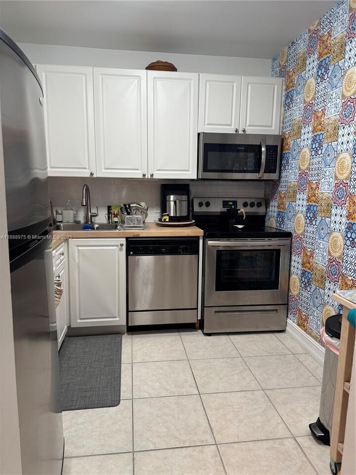 Property Photo:  1455 N Treasure Dr 3C  FL 33141 