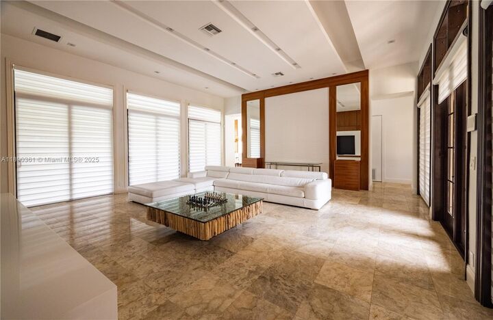 Property Photo: 7120 Long Leaf Dr FL 33076