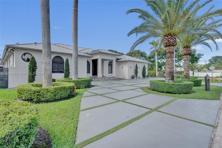 Property Photo:  2600 SW 128th Ct  FL 33175 