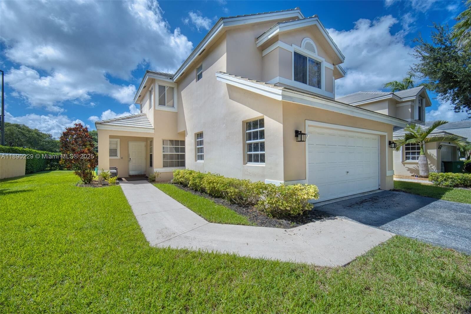Property Photo:  2913 Myrtle Oak Cir  FL 33328 