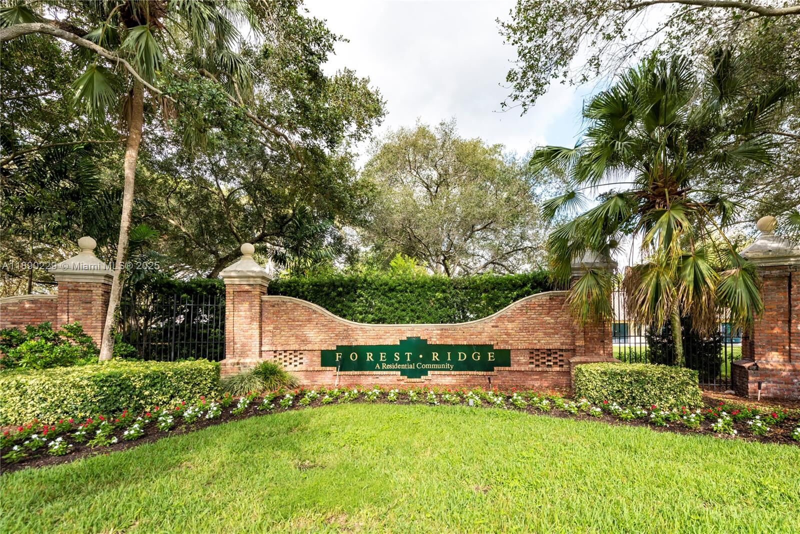 Property Photo: 2913 Myrtle Oak Cir FL 33328