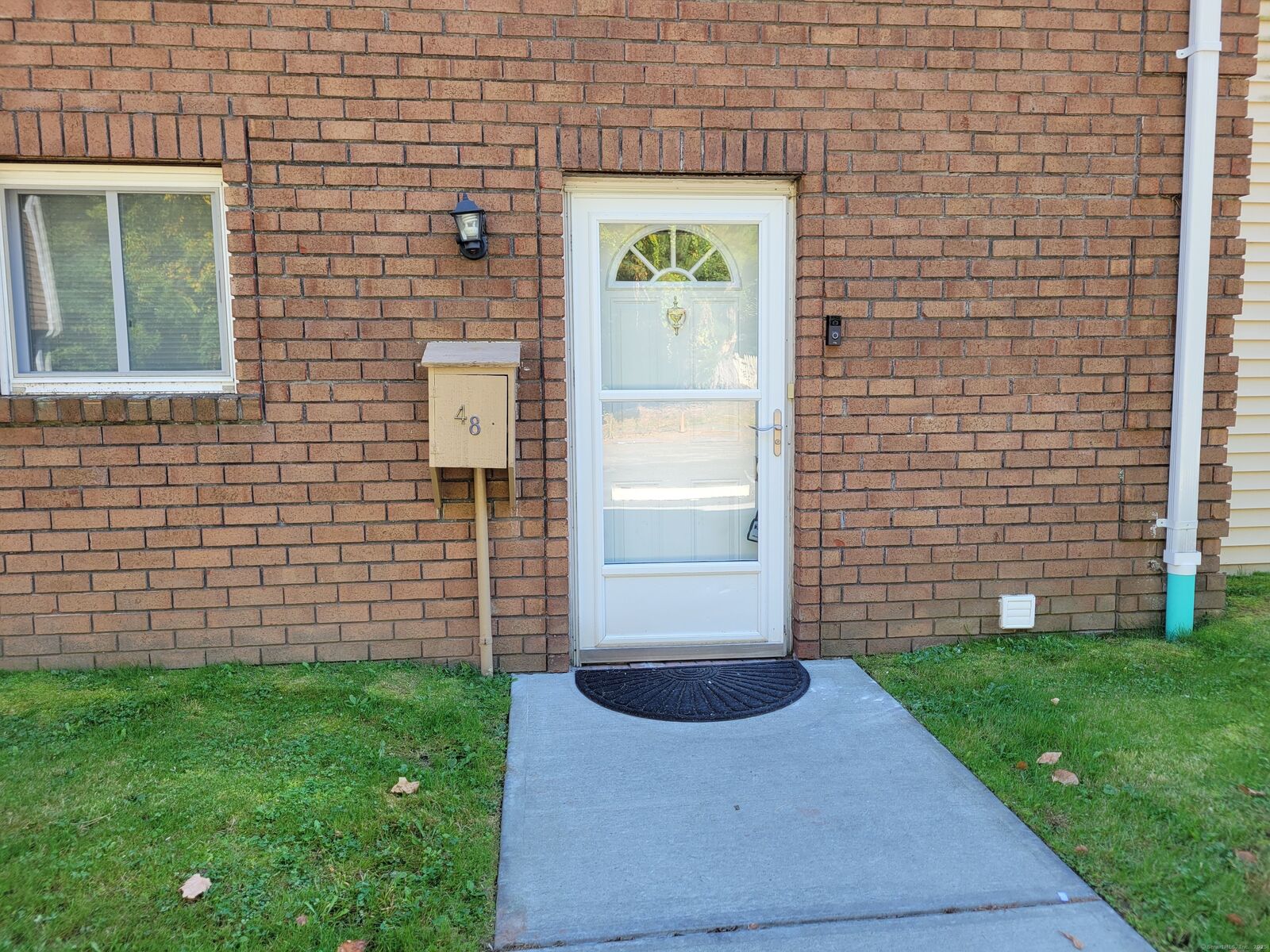 Property Photo: 48 Sutton Place 48 CT 06002