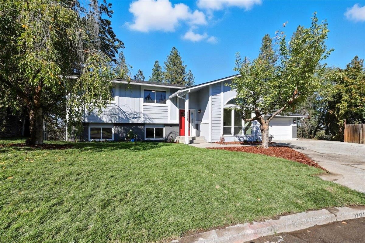 Property Photo: 11815 N King Arthur Ct WA 99218