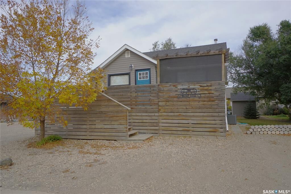 Property Photo:  710 Railway Avenue  SK S0G 3L0