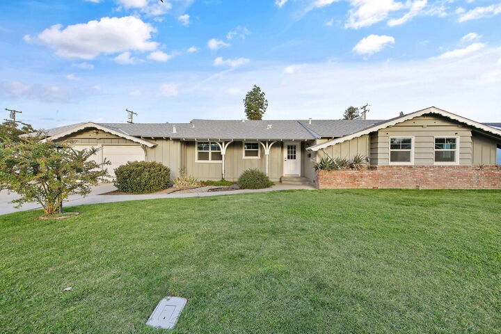 Property Photo:  2320 S Locust Street  CA 93277 
