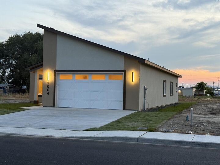 Property Photo:  1004 N 26th Ave  WA 99301 