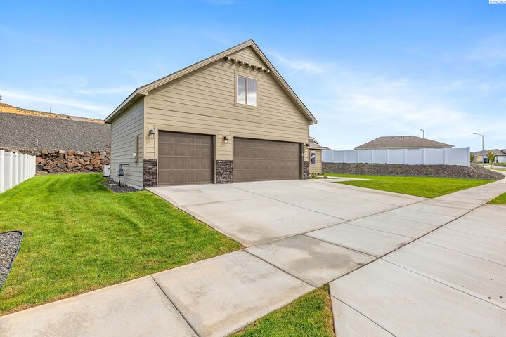 Property Photo: 6482 W 30th Pl WA 99338