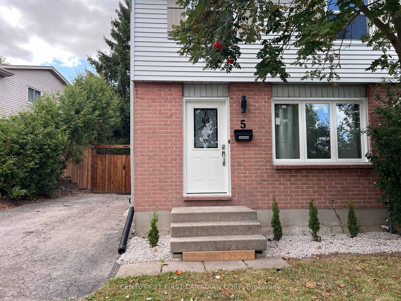 Property Photo: 5 Chiddington Gate ON N6C 5K9