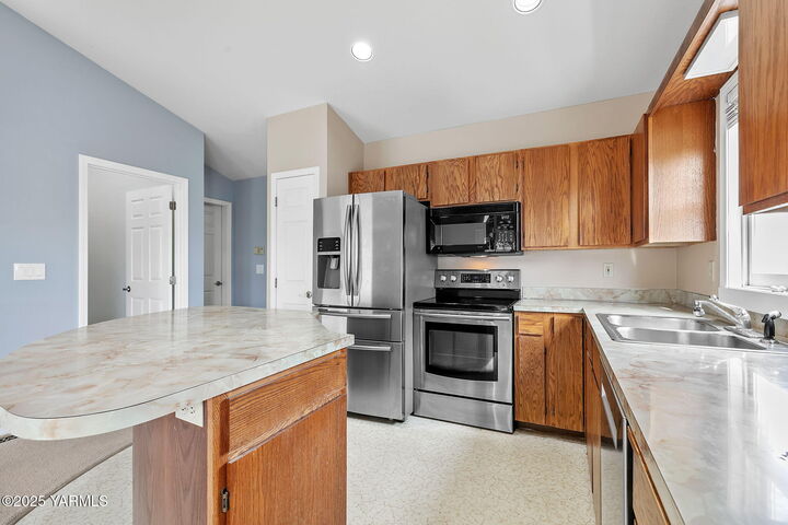 Property Photo:  4936 Apple Blossom Ct  WA 98908 