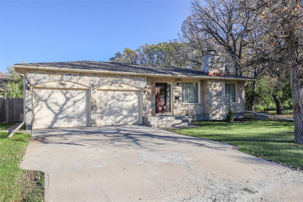 Property Photo:  54 McCallum Crescent  MB R3R 2S6 