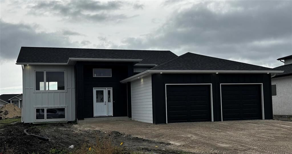 Property Photo: 69 Harvest Bay MB R5G 2X3