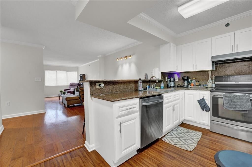 Property Photo: 795 Hammond Drive 506 GA 30328