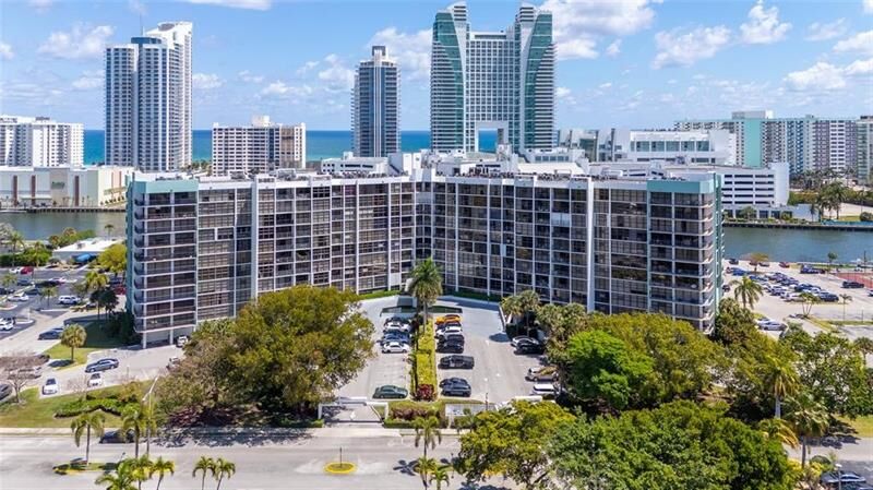 Property Photo: 400 Leslie Dr 1001 FL 33009